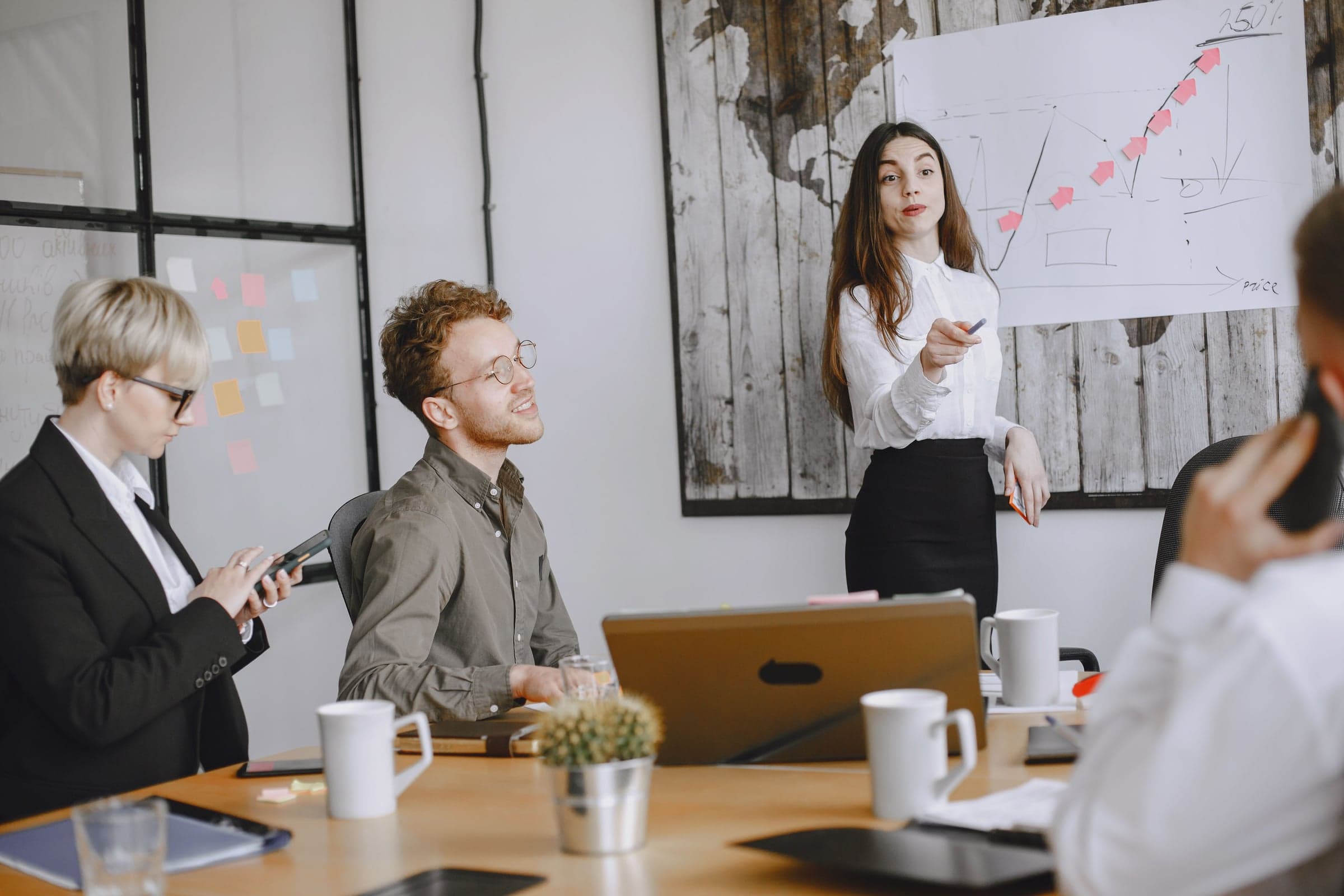 Reunião profissional em ambiente corporativo
